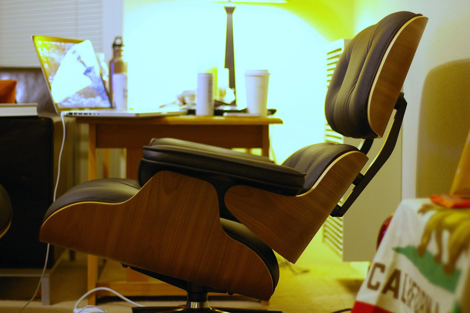Eames Lounge Chair, вид сбоку. Фото: Casey Marshall; исходная публикация Flickr, 2009; Wikimedia Commons. Лицензия CC BY 2.0.