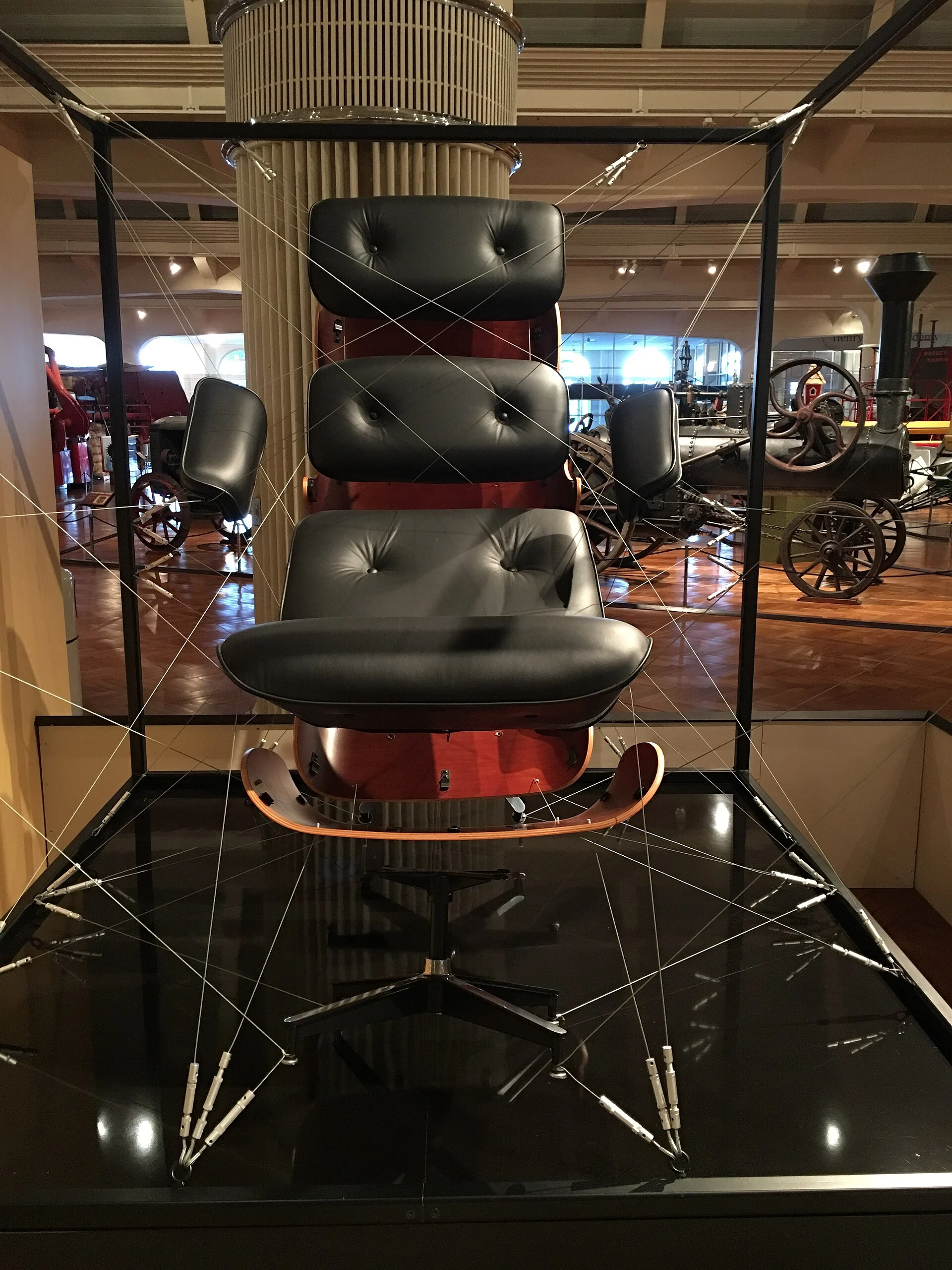 Разобранный Eames Lounge Chair and Ottoman на выставке The Henry Ford. Фото: Michael Steeber, 26 июля 2016. Wikimedia Commons, CC BY-SA 2.0.