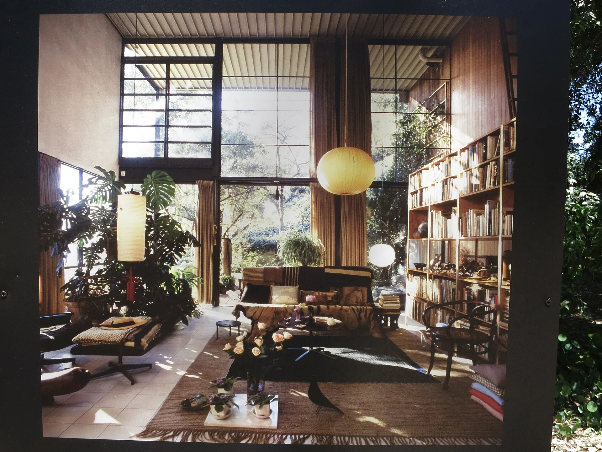 Интерьер Eames House, дома и творческой лаборатории Чарльза и Рэй Имз. Фото: edward stojakovic, 12 мая 2014. Wikimedia Commons, CC BY 2.0.