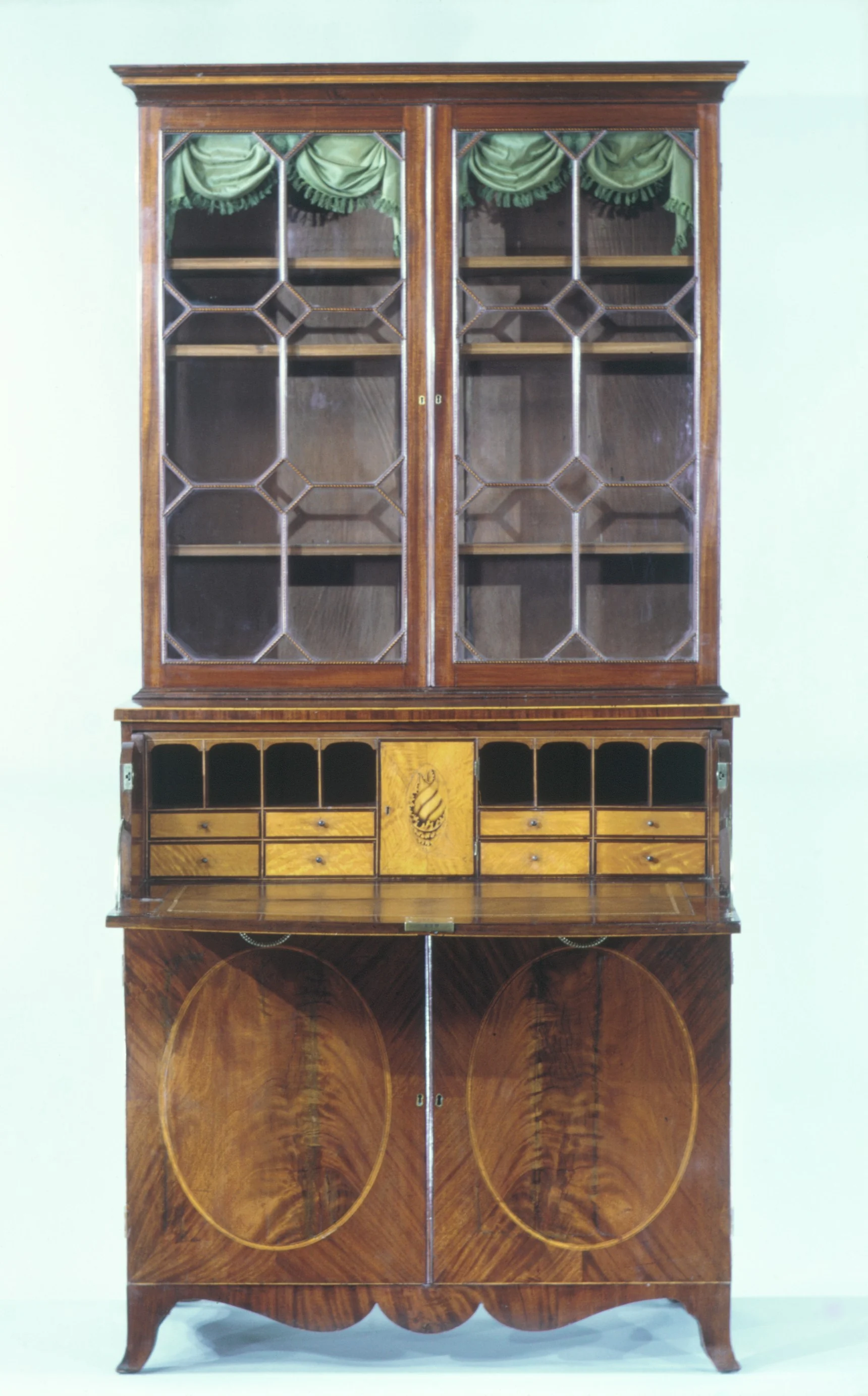 Secretary and bookcase, 1795–1810, возможно Филадельфия или Балтимор; красное дерево, сатиновое дерево, эбеновое дерево. The Metropolitan Museum of Art, Open Access / Public Domain.