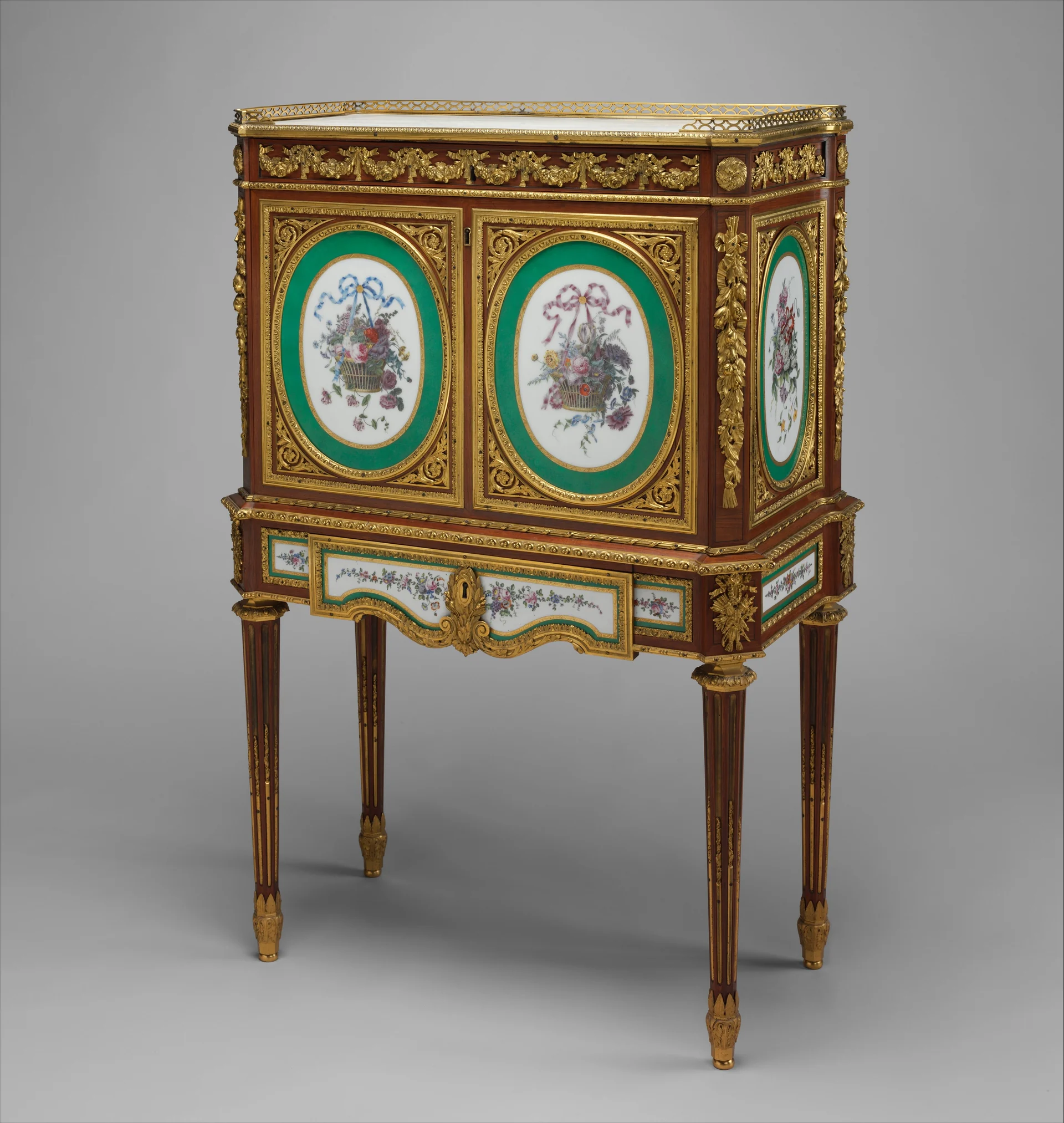 Drop-front desk (secrétaire à abattant), Martin Carlin и мастера Sèvres, около 1773, Франция. The Metropolitan Museum of Art, Open Access / Public Domain.