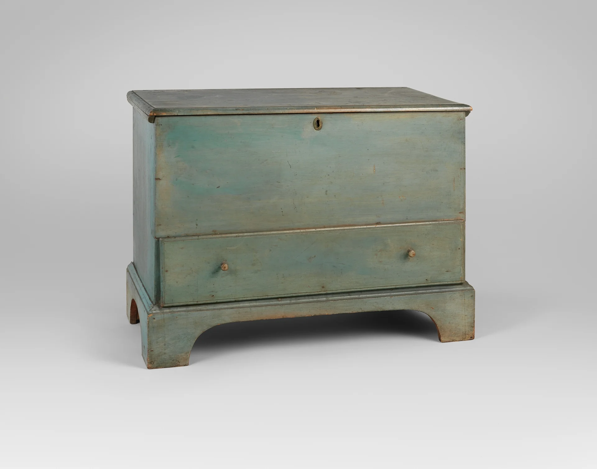 Шейкерский blanket chest, 1835–1875, сосна, историческая окраска «heavenly blue». The Metropolitan Museum of Art, Open Access / Public Domain.