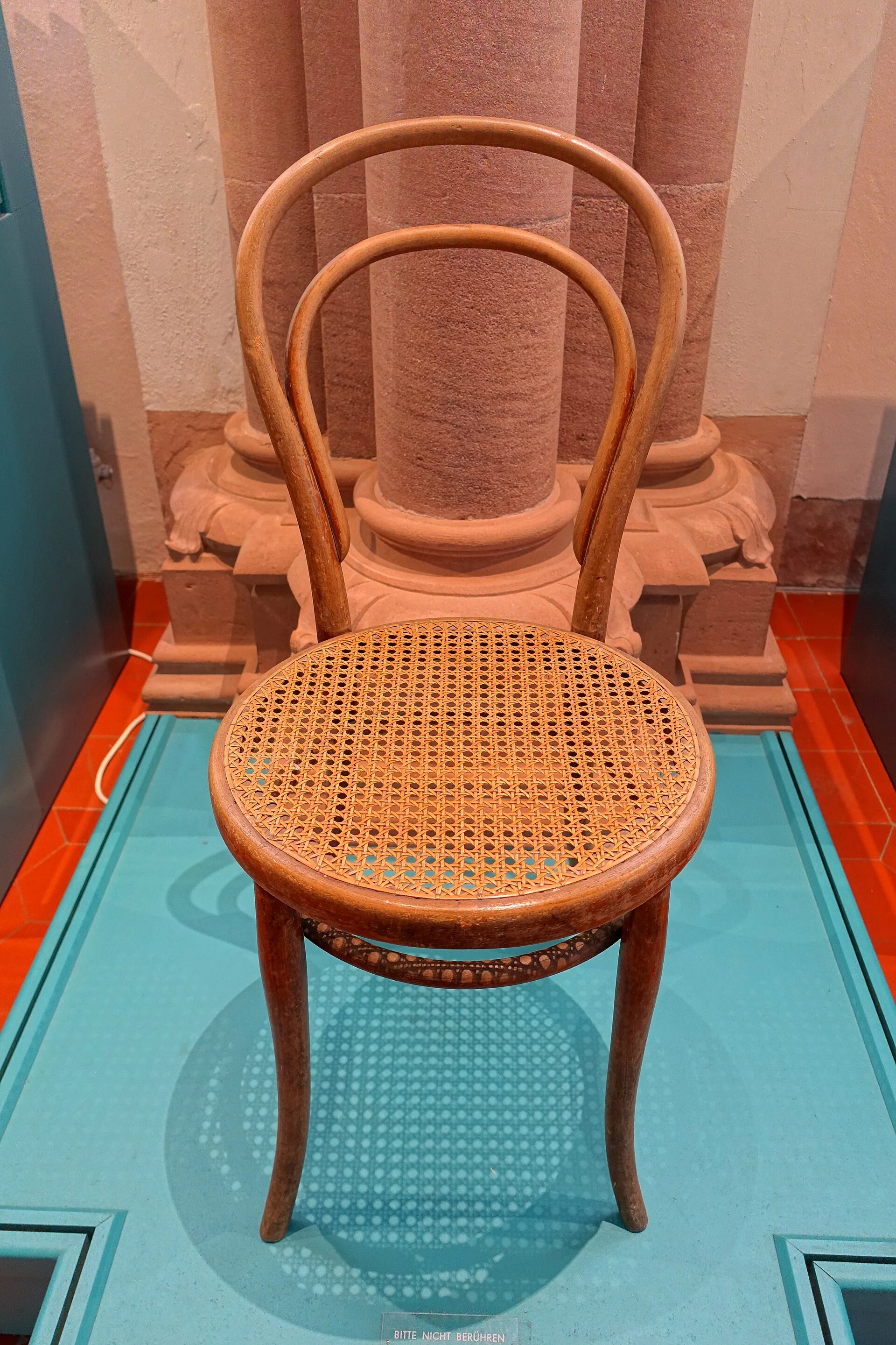 Thonet Chair No. 14, дизайн 1859, экземпляр около 1920; Germanisches Nationalmuseum, Нюрнберг. Фото: Daderot, 23 октября 2016. Wikimedia Commons, CC0 1.0 / Public Domain Dedication.